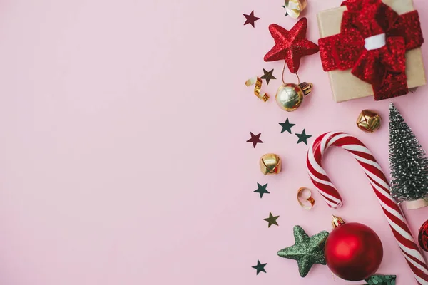 Стильные Рождественские Рамки Праздничными Украшениями Конфетти Деревья Плоские Лежали Розовом — стоковое фото
