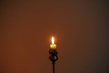 Akşam karanlığında şık bir Noel ağacı mumu. Atmosferik Noel ya da yeni yıl arifesi. Huysuz gece görüntüsü ve altın ışık. Noel Gelişi