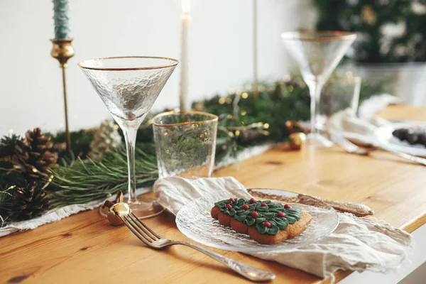 Stylish Christmas Table Setting Christmas Tree Cookie Plate Linen Napkin — Stock Photo, Image