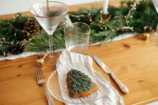 Stylish Christmas Table Setting Christmas Tree Cookie Plate Linen Napkin — Stock Photo, Image