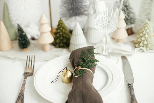 Apparecchiare Tavola Natale Elegante Tovagliolo Con Campanello Abete Piatto Posate — Foto Stock