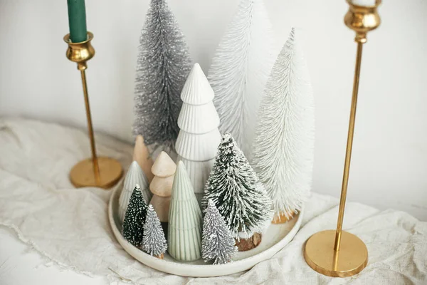 Árvores Natal Elegantes Prato Corredor Linho Velas Douradas Mesa Rústica — Fotografia de Stock
