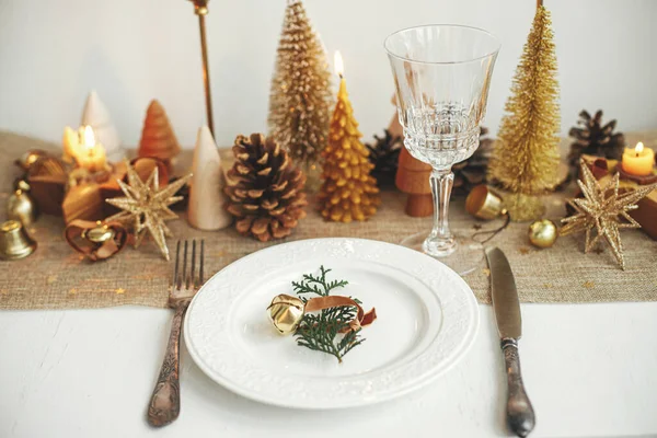 Juldukning Cedar Gren Med Klocka Tallrik Vintage Bestick Glasögon Gyllene — Stockfoto