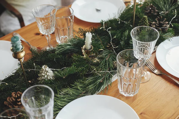 Snygg Dukning Till Julbord Rosemary Gren Tallrik Vintage Bestick Vinglas — Stockfoto