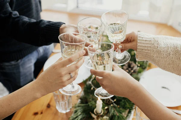 Mãos Com Taças Champanhe Clicando Fundo Elegante Mesa Com Ramos — Fotografia de Stock