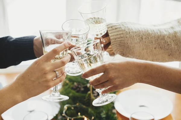 Mãos Com Taças Champanhe Clicando Fundo Elegante Mesa Com Ramos — Fotografia de Stock