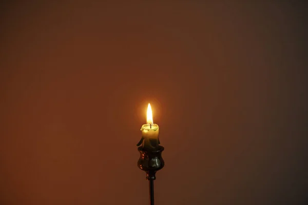 Стильная Свеча Рождественской Елки Вечерней Темной Комнате Атмосферное Рождество Канун — стоковое фото