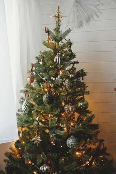 Stijlvolle Kerstboom Met Vintage Kerstballen Gouden Lampjes Modern Ingerichte Kerstboom — Stockfoto