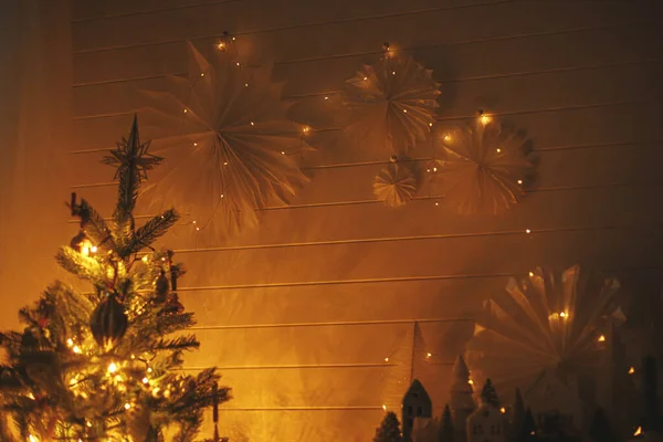 Різдвяні Зірки Освітлені Золотими Вогнями Стіні Вечірній Кімнаті Сучасна Прикрашена — стокове фото