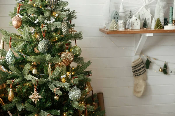 Karácsonyfa Vintage Dísztárgyakkal Kis Karácsonyi Falusi Dekorációval Modern Karácsonyfa Elegáns — Stock Fotó