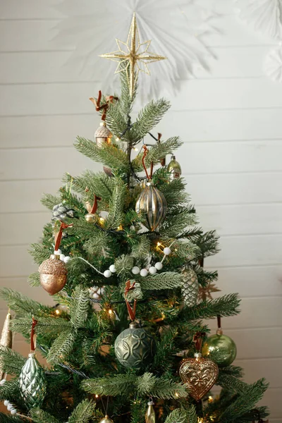 古色古香的灌木和金色的彩灯组成的别致的圣诞圣诞树 现代装饰圣诞树与古老的装饰品在节日丑闻的鸟类房间 寒假准备 — 图库照片