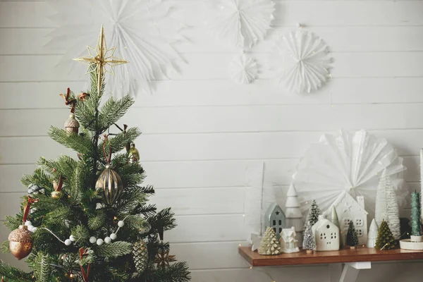 Árvore Natal Com Bugigangas Vintage Pequena Decoração Aldeia Natal Árvore — Fotografia de Stock
