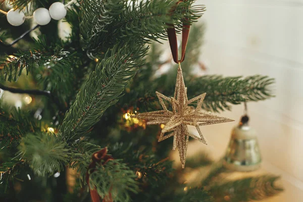 Árbol Navidad Con Estrella Vintage Adornos Con Luces Doradas Cerca —  Fotos de Stock