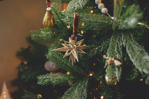 Weihnachtsbaum Mit Vintage Stern Und Christbaumkugeln Mit Goldenen Lichtern Nahaufnahme — Stockfoto