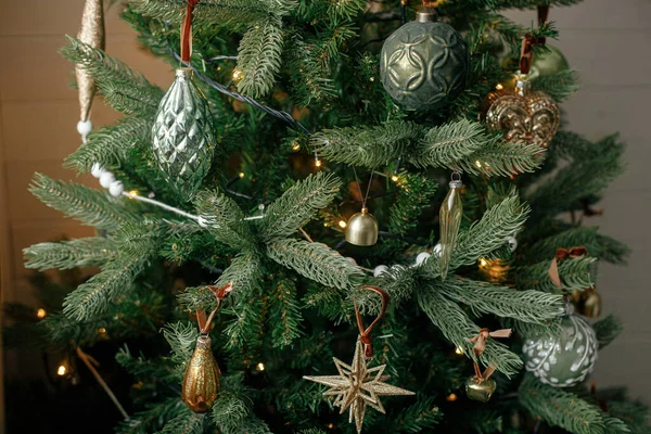 Kerstboom Met Vintage Kerstballen Gouden Lampjes Van Dichtbij Modern Ingerichte — Stockfoto