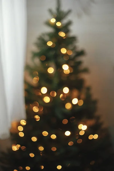 Rozmazané Světlo Ozářilo Vánoční Stromek Abstraktní Rozmazané Vánoční Stromeček Zlatými — Stock fotografie