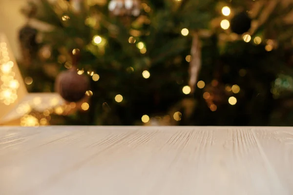 Dřevěný Stůl Zblízka Pozadí Vánoční Strom Zlatými Světly Bokeh Vánoční — Stock fotografie