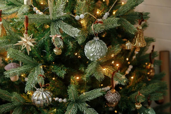 Julgran Med Vintage Grannlåt Och Gyllene Ljus Nära Håll Moderna — Stockfoto