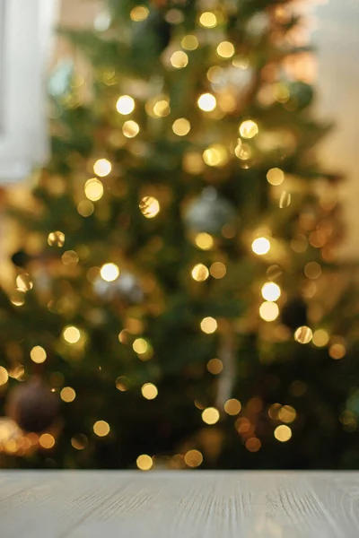 Dřevěný Stůl Zblízka Pozadí Vánoční Strom Zlatými Světly Bokeh Vánoční — Stock fotografie