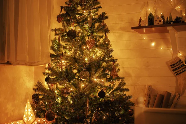 Albero Natale Illuminato Con Luci Dorate Nella Stanza Della Sera — Foto Stock