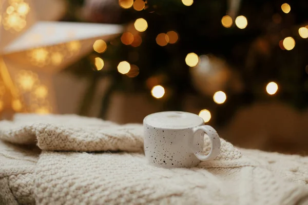 Taza Caliente Del Café Sobre Fondo Del Árbol Navidad Con —  Fotos de Stock