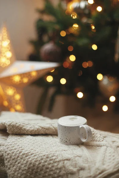 Igge Invernale Atmosferico Tazza Calda Caffè Sfondo Albero Natale Con — Foto Stock