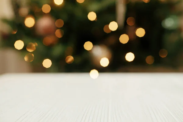 Tahta Masa Noel Ağacının Arka Planında Altın Işıklı Bokeh Noel — Stok fotoğraf