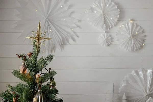 Kerstboom Met Vintage Ster Top Gouden Lichten Moderne Versierde Kerstboomtakken — Stockfoto