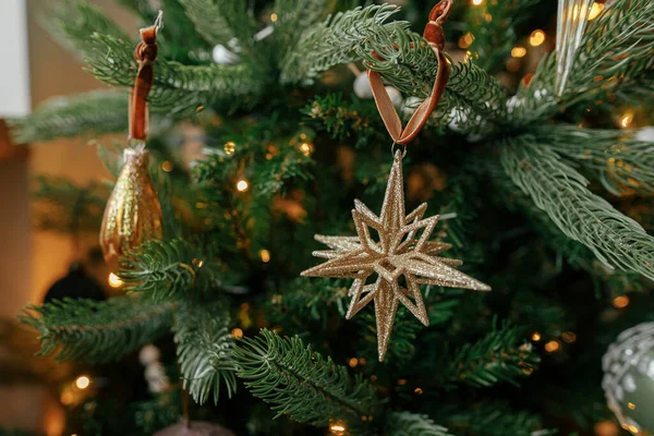 Kerstboom Met Vintage Ster Kerstballen Met Gouden Lampjes Van Dichtbij — Stockfoto