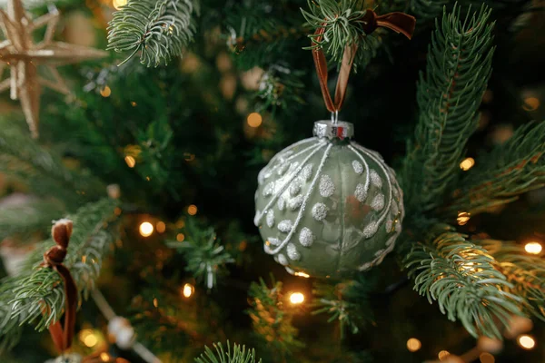 Kerstboom Met Vintage Kerstballen Gouden Lampjes Van Dichtbij Modern Ingerichte — Stockfoto