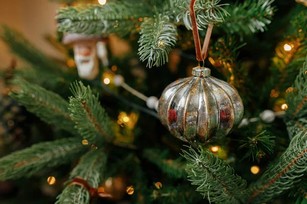 Julgran Med Vintage Grannlåt Och Gyllene Ljus Nära Håll Moderna — Stockfoto