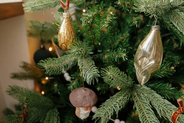 Weihnachtsbaum Mit Christbaumkugeln Und Goldenen Lichtern Zum Greifen Nah Modern — Stockfoto
