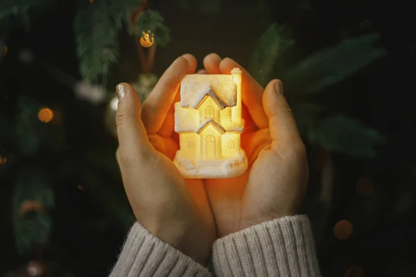 Kis Izzó Ház Kezében Háttérben Megvilágított Karácsonyfa Fények Bokeh Varázslatos Stock Kép