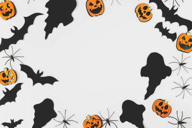 Cadılar Bayramı. Beyaz arka planda siyah hayaletler, örümcekler, yarasalar ve turuncu balkabağı süslemeleri yatıyordu. Mutlu Cadılar Bayramı! Metin için boşluk içeren kart şablonu. Şekil çerçeve bileşimi