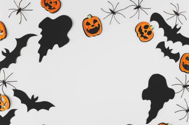 Cadılar Bayramı yatıyordu. Beyaz arka planda siyah hayaletler, örümcekler, yarasalar ve turuncu balkabağı süslemeleri. Mutlu Cadılar Bayramı! Metin için boşluk içeren kart şablonu. Şekil çerçeve bileşimi