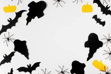 Cadılar Bayramı. Beyaz arka planda siyah hayaletler, örümcekler, yarasalar ve sarı balkabağı süslemeleri yatıyordu. Mutlu Cadılar Bayramı! Metin için boşluk içeren kart şablonu. En düşük kompozisyonda stil