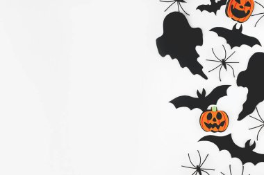 Cadılar Bayramı yatıyordu. Beyaz arka planda siyah hayaletler, örümcekler, yarasalar ve turuncu balkabağı süslemeleri yatıyordu. Mutlu Cadılar Bayramı! Metin için boşluk içeren kart şablonu. Asgari sınır