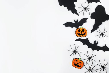 Cadılar Bayramı. Beyaz arka planda siyah hayaletler, örümcekler, yarasalar ve turuncu balkabağı süslemeleri yatıyordu. Mutlu Cadılar Bayramı! Metin için boşluk içeren kart şablonu. Asgari sınır