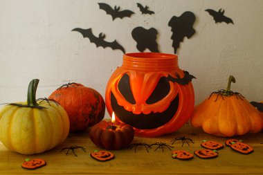 Mutlu Cadılar Bayramı! Fener şekeri valesi, balkabağı, siyah örümcekler, yarasalar ve hayaletler akşam odasının arka planında. Ürkütücü Cadılar Bayramı hala hayattadır. Şaka mı şeker mi?!