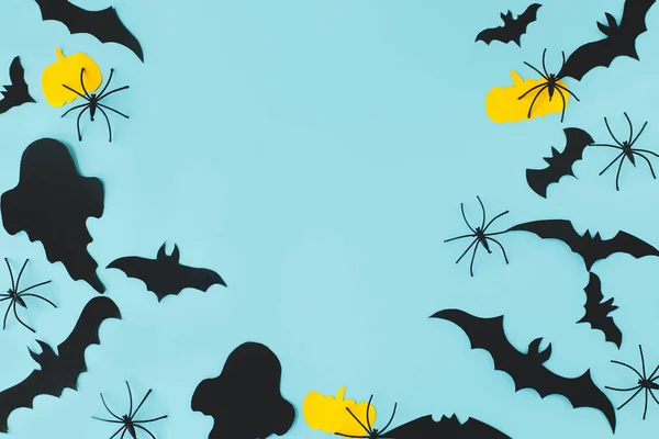 Halloween Låg Lågt Svarta Spöken Spindlar Fladdermöss Och Gula Pumpor — Stockfoto