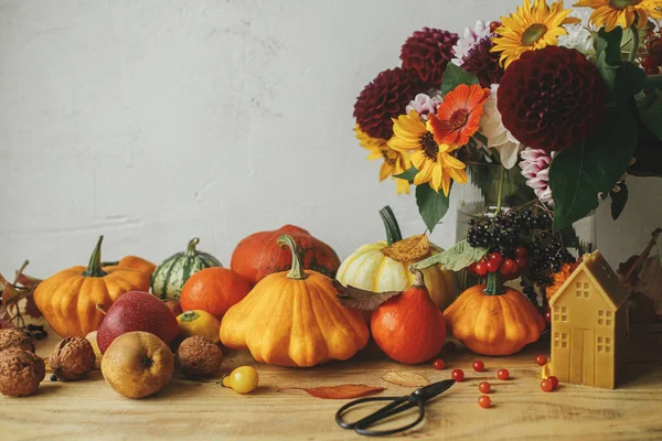 Alles Gute Zum Erntedank Stilvolle Kürbisse Herbstblumen Beeren Blätter Kerzen — Stockfoto