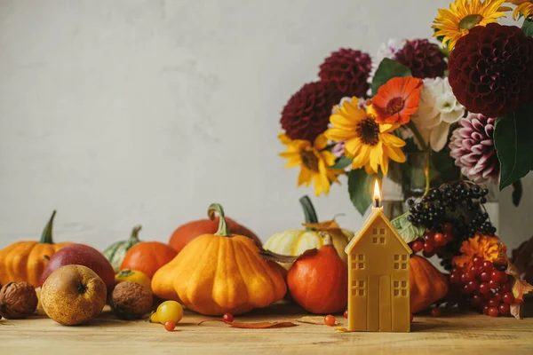 Alles Gute Zum Erntedank Stilvolle Kürbisse Herbstblumen Beeren Blätter Kerzen — Stockfoto