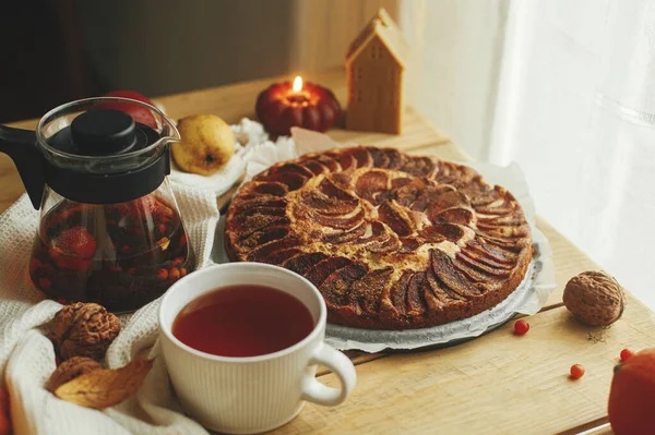 秋天的湿气静止不动 用新烤的苹果派 秋天的叶子和坚果 在乡村木桌上 用时髦的杯子加热茶 大气舒适的家 — 图库照片