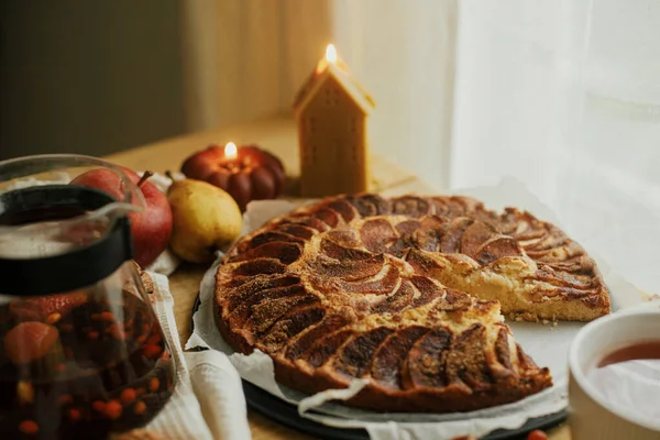 用肉桂加热新鲜烘焙的苹果派 用时髦的杯子在乡村木桌上喝茶 秋天的叶子 秋天的湿气静止不动 大气舒适的家 — 图库照片