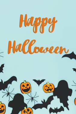 Mavi arka planda siyah hayaletler, örümcekler, yarasalar ve balkabaklarıyla ilgili Cadılar Bayramı metnin kutlu olsun. Mutlu Cadılar Bayramı! Yaratıcı tebrik kartı, el yazısı. Şaka mı şeker mi?!