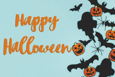 Mavi arka planda siyah hayaletler, örümcekler, yarasalar ve balkabaklarıyla ilgili Cadılar Bayramı metnin kutlu olsun. Mutlu Cadılar Bayramı! Yaratıcı tebrik kartı, el yazısı. Şaka mı şeker mi?!