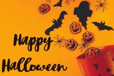 Siyah hayaletler, örümcekler, yarasalar ve balkabaklarıyla ilgili Cadılar Bayramı mesajınız kutlu olsun. Mutlu Cadılar Bayramı tebrik kartları, el yazısı. Şaka mı şeker mi?!