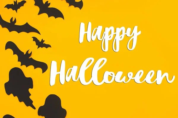Happy Halloween Tekst Vleermuizen Geesten Plat Lag Gele Achtergrond Gelukkige — Stockfoto