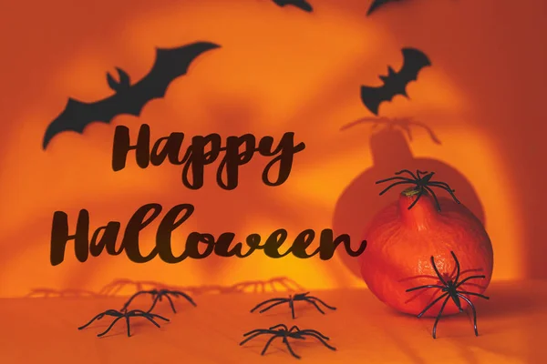 Happy Halloween Tekst Straszne Dyni Pająkami Nietoperze Dekoracje Pomarańczowym Tle — Zdjęcie stockowe