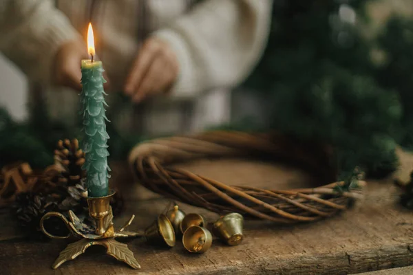 Elegante Candela Natale Come Abete Campane Oro Sfondo Donna Che — Foto Stock